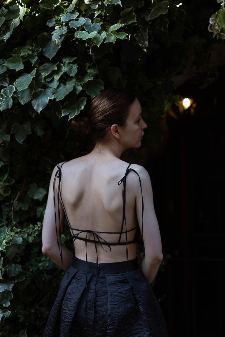 black backless top